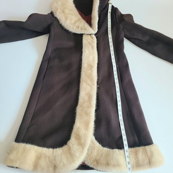 Vintage 1960s brown pure virgin wool coat with beige mink collar and trim. - Picture 13 of 14